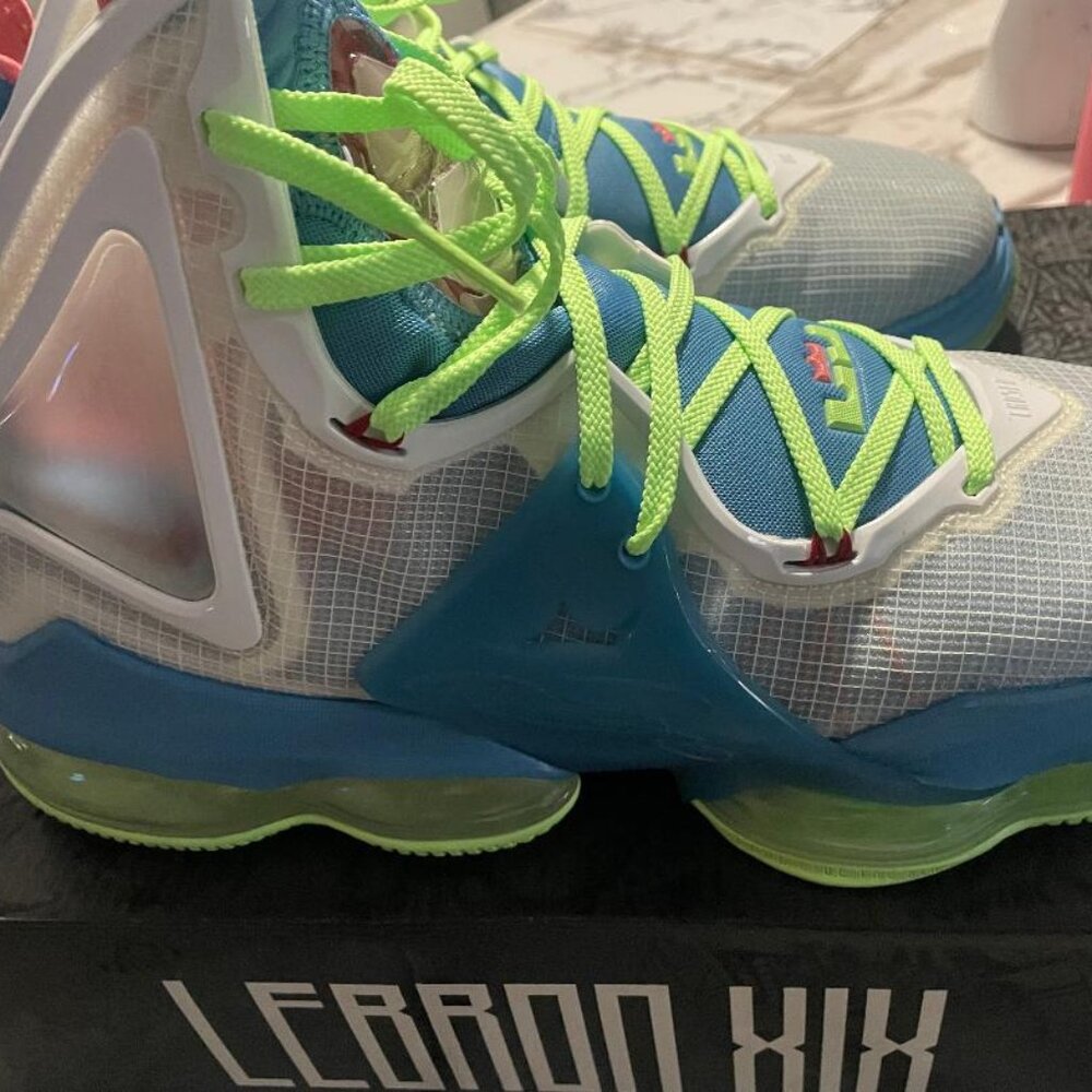 mens Lebron XIX size 12 NIB